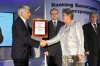 Jerzy Buzek wręcza dyplom z tytułem „Najlepszej Gminy w dziedzinie innowacji”, lipiec 2008